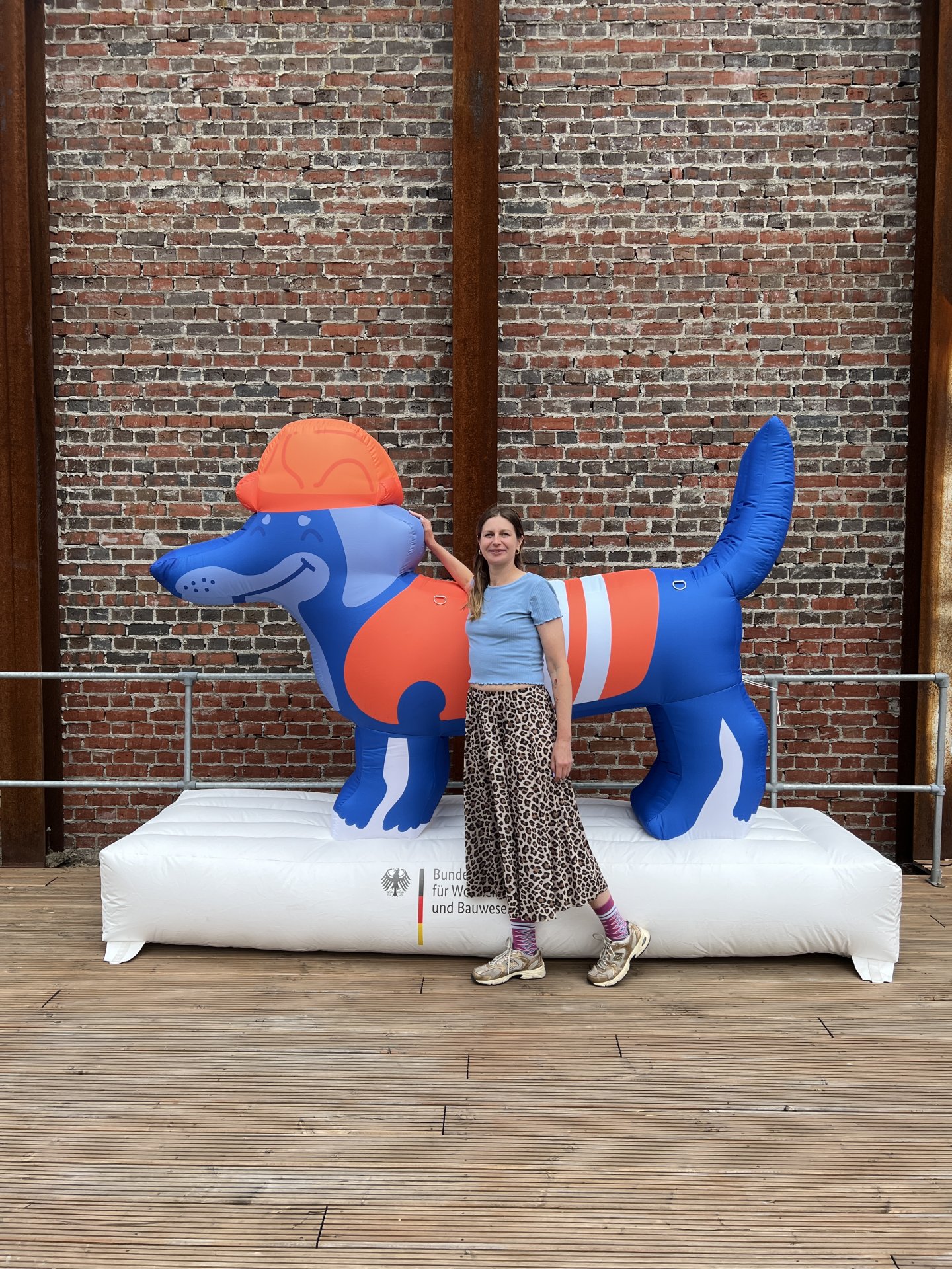 Der Baudackel | BMWSB 2 Illustratorin Susanne Asheuer mit dem Baudackel des BMWSB