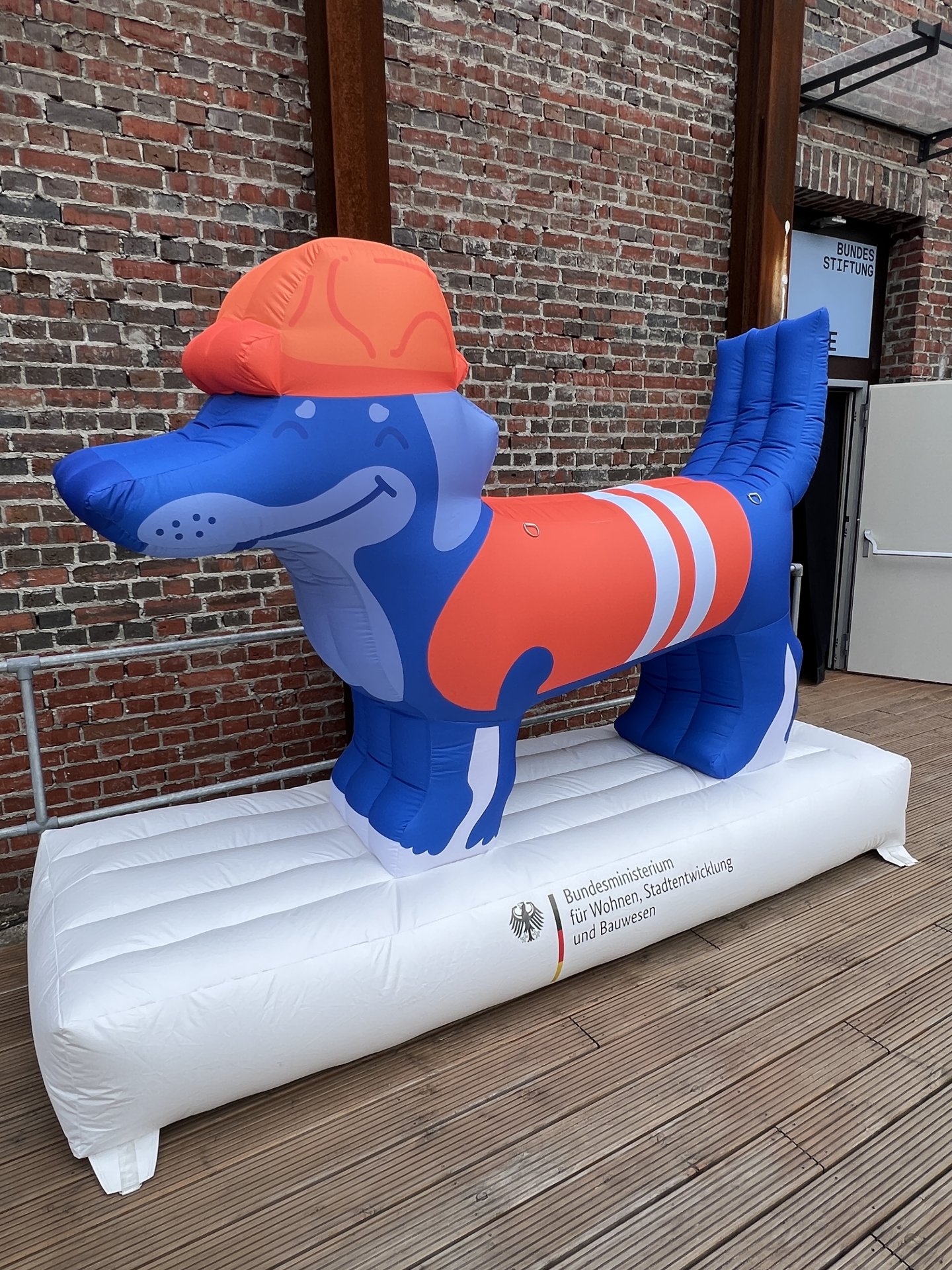 Der Baudackel | BMWSB 10 bmwsb baudackel sympathiefigur susanne asheuer18